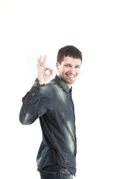 Stylový mladý muž gesta OK prázdný banner.the fotografie má p — Stock fotografie