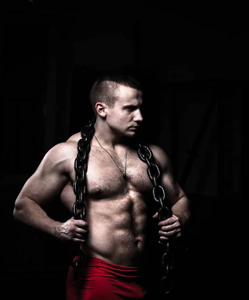 Πορτρέτο του ένα bodybuilder με μια αλυσίδα γύρω από το λαιμό — Φωτογραφία Αρχείου