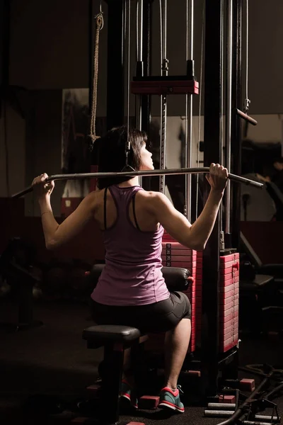 Moderne zakenvrouw naast een fitness machine op een fitness-les — Stockfoto
