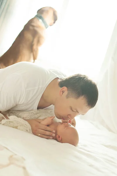 Happy father embraces the newborn baby — Stock Photo, Image