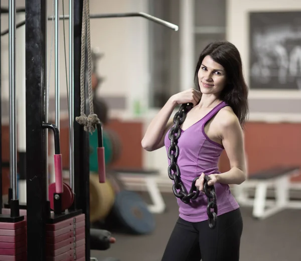 Erfolgreiche Geschäftsfrau vor dem Hintergrund eines modernen Fitnessstudios — Stockfoto