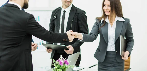 Handschlag von Geschäftspartnern nach Vertragsunterzeichnung im — Stockfoto