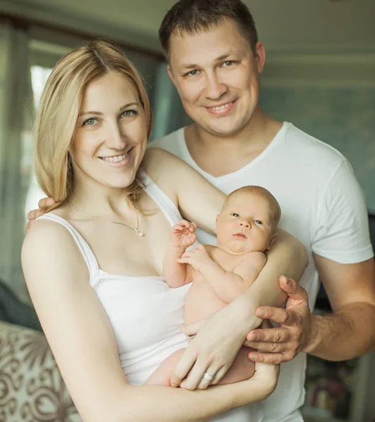 Konzept des Familienglücks - Porträt glücklicher Eltern und Neugeborener — Stockfoto