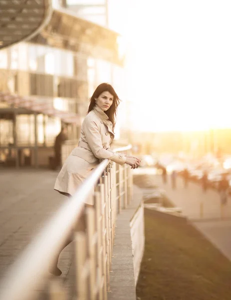 Fiduciosa donna d'affari su un moderno sfondo edificio per uffici — Foto Stock