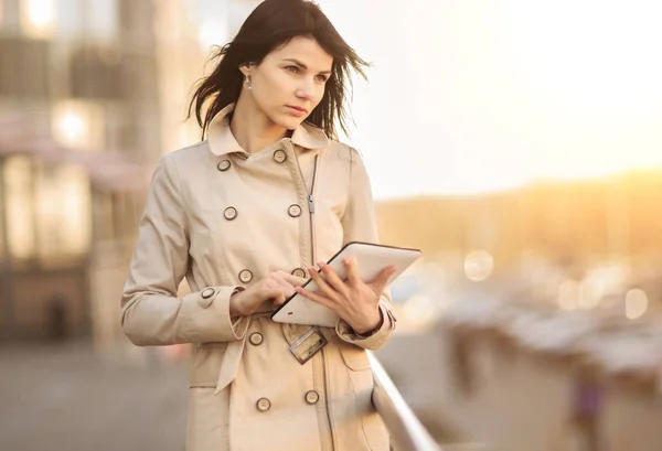 Zakenvrouw met een digitaal tablet op de achtergrond van een moderne kantoorgebouw — Stockfoto