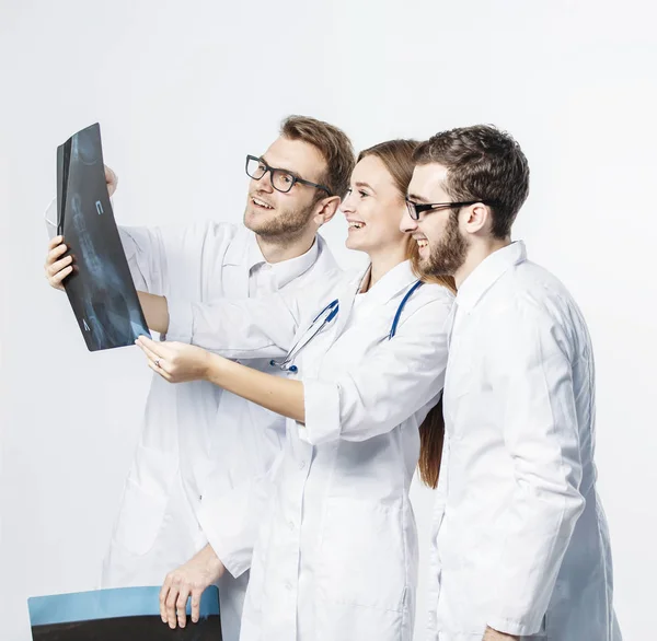 Grupo de diagnosticadores com raios-x em um fundo branco — Fotografia de Stock
