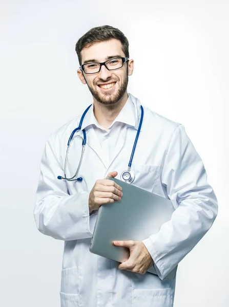 Retrato é um terapeuta experiente com estetoscópio sobre fundo branco — Fotografia de Stock