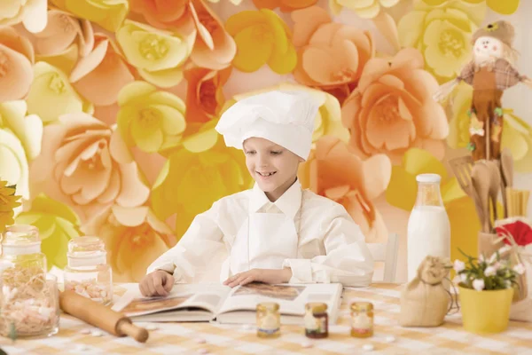 Bebê pequeno bonito está preparando refeições saborosas na cozinha — Fotografia de Stock