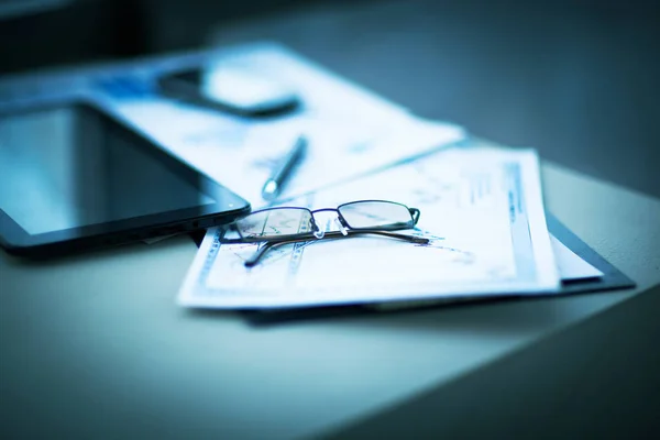Finanční analýza firmy pracoviště s brýlemi na dokumenty — Stock fotografie