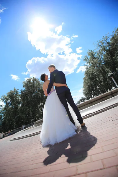 Feliz recém-casados de pé na praça da cidade — Fotografia de Stock