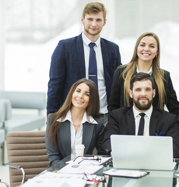 Concepto de éxito en los negocios: un equipo profesional de negocios en el lugar de trabajo en la oficina — Foto de Stock