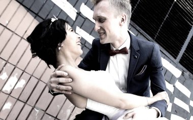 siyah-beyaz photo.happy damat gelini kucaklayan.