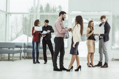 el sıkışma Yöneticisi ve istemcinin ofisinin lobisinde hoş geldiniz