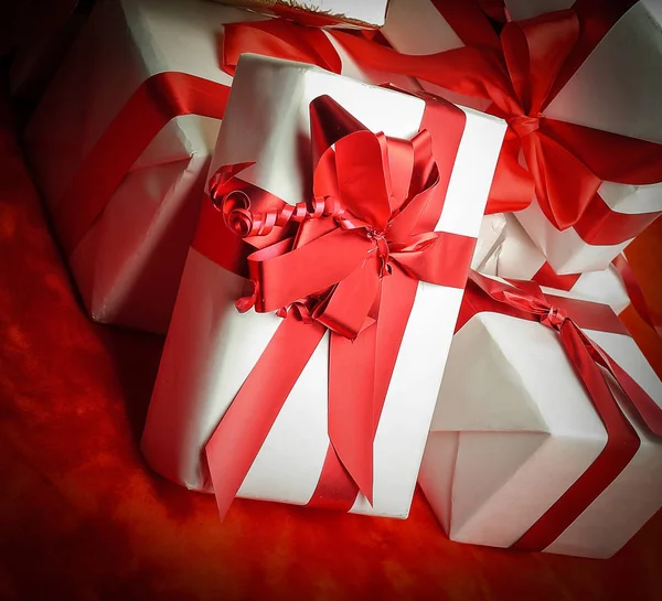 Primer plano. colorido regalo boxes.isolated en rojo — Foto de Stock
