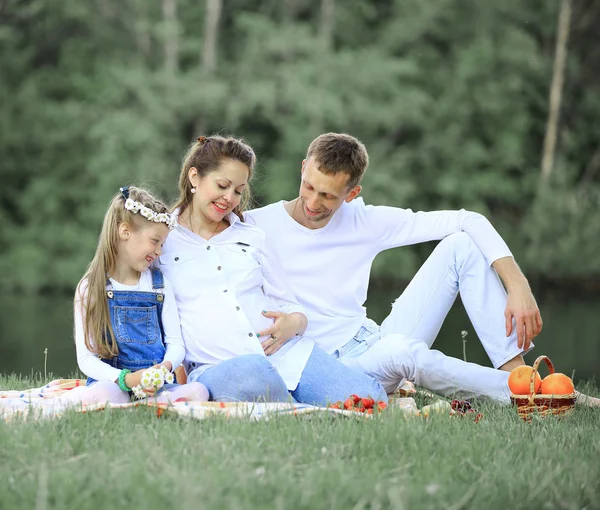Konzept des Familienglücks - schwangere Mutter und glücklicher Vater — Stockfoto