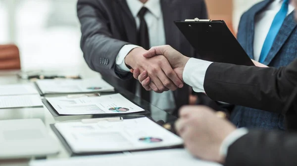 Handshake business partners after discussion of the financial agreement — Stock Photo, Image