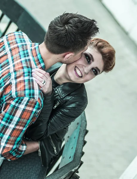 Conceito de felicidade: lindo abraço de casal, de pé no terraço — Fotografia de Stock