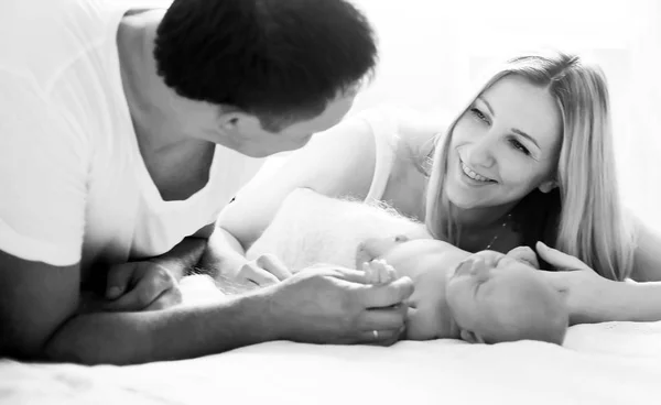 Black-and-white photo.the concept of family happiness - happy pa — Stock Photo, Image
