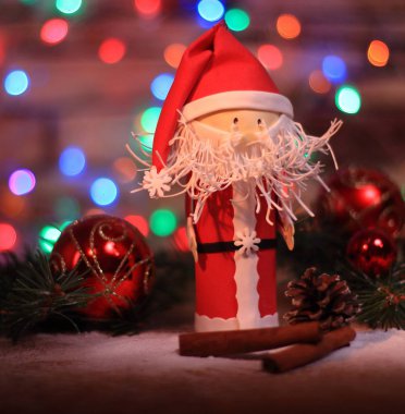 Noel arkaplanındaki oyuncak Noel Baba