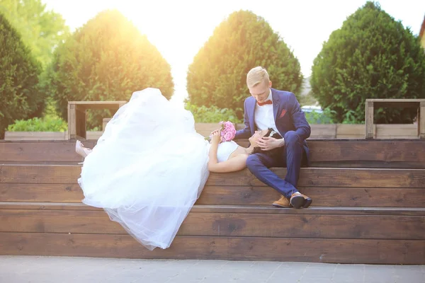 Vackert par av nygifta i bröllopsdag — Stockfoto