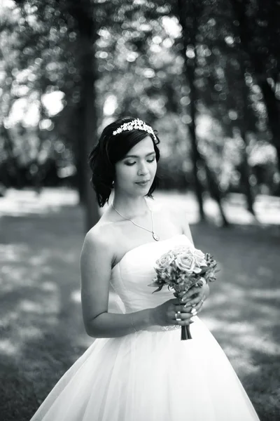 Blanco y negro photo.portrait de novia con ramo de flores — Foto de Stock