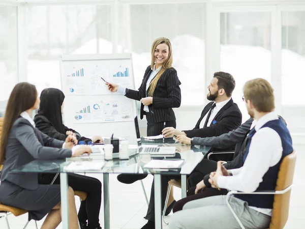 Equipo de negocios presenta un nuevo proyecto financiero para los socios comerciales de la empresa — Foto de Stock