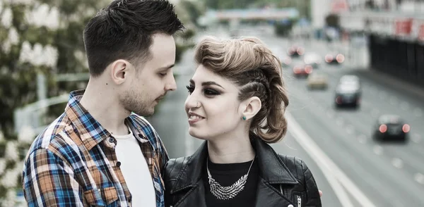 Retrato de pareja amorosa de pie en el puente en la gran ciudad —  Fotos de Stock