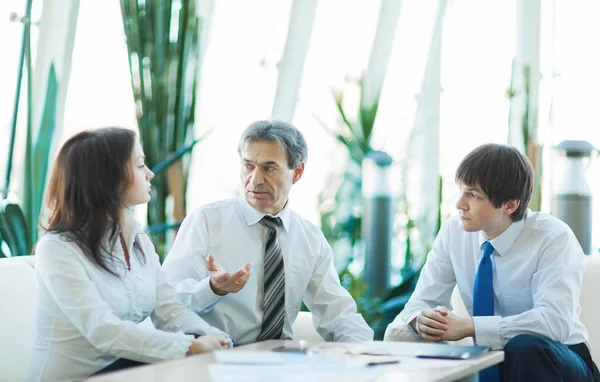 Een serieuze vergadering van zakenmensen op kantoor. Discussie — Stockfoto