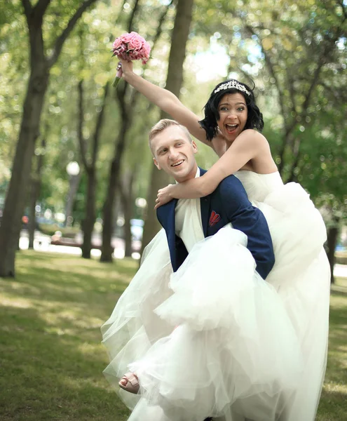Drôle mariée et marié s'amuser dans le parc — Photo