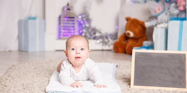 Portret van vier - maand-oude gelukkig kind in de kinderkamer — Stockfoto