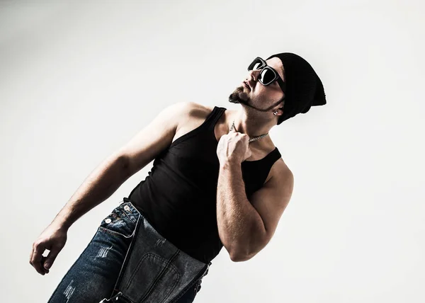 DJ ράπερ shirtless, με ακουστικά και ένα μοντέρνο κούρεμα για ένα — Φωτογραφία Αρχείου