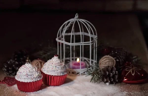 Cupcakes, vela de Natal e decorações de Natal em ba de madeira — Fotografia de Stock