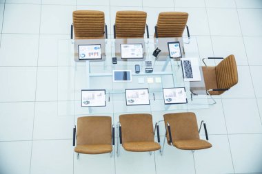 Üstten Görünüm - modern konferans odasında iş toplantıları için bir yer. masaüstünde,