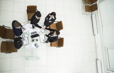 karşılıklı görüşmeler içinde okul sırası yakınındaki önce iş ortakları