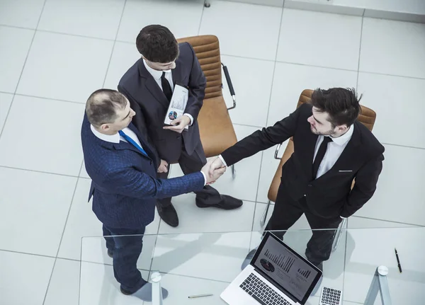 ビジネスパートナーは会議を始める前に握手をします — ストック写真