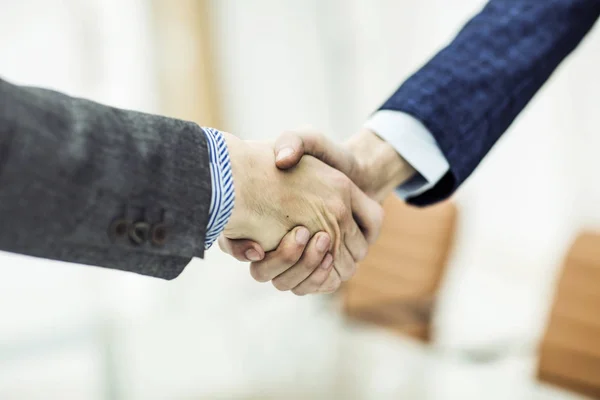 Begreppet ett pålitligt partnerskap: ett handslag av affärspartners på suddig bakgrund — Stockfoto