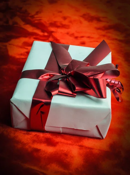 Closeup.Boxes z darami z .isolated wstążki na czerwono — Zdjęcie stockowe