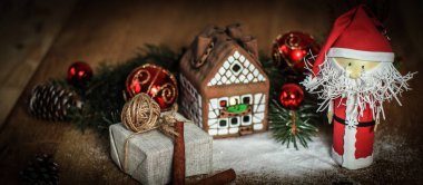 Zencefilli kurabiye evinin arka planında Noel hediyesi