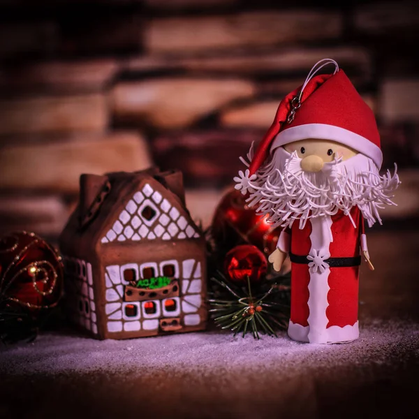 Domek z piernika, świąteczne kulki i Święty Mikołaj. koncepcja — Zdjęcie stockowe