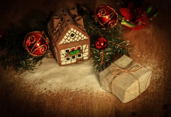 Різдвяний подарунок на фоні імбирного будинку — стокове фото