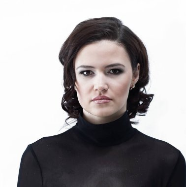 günlük makyaj ile şık genç kadın.