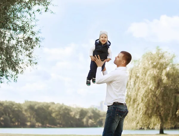 Buon padre e figlio in una passeggiata in un giorno di sole — Foto Stock