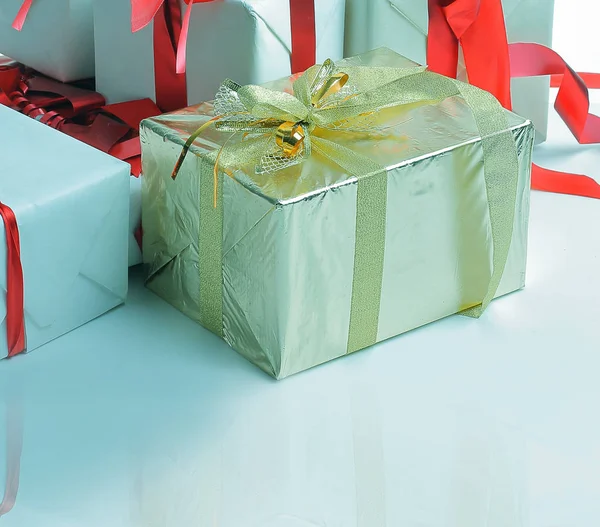 Primer plano. elegantes cajas con regalos.aislado en blanco — Foto de Stock