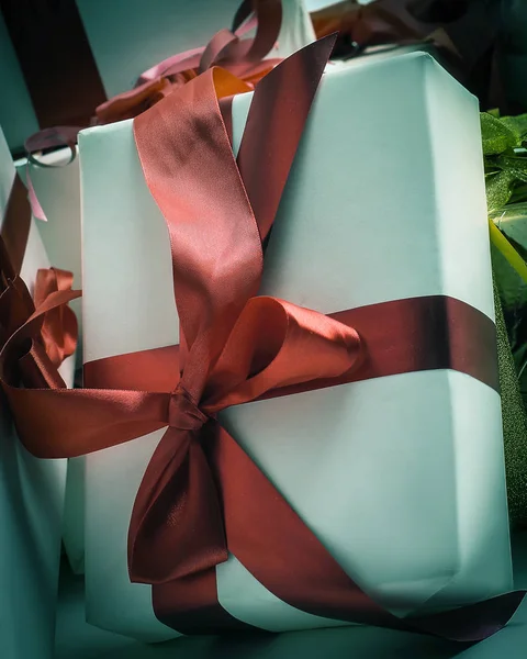 Primer plano. una variedad de cajas de regalo.aislado en blanco — Foto de Stock