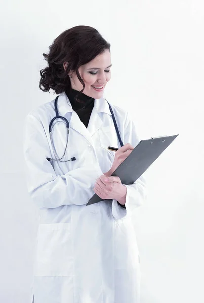 Vrouwelijke arts maken van aantekeningen in het medisch dossier. — Stockfoto