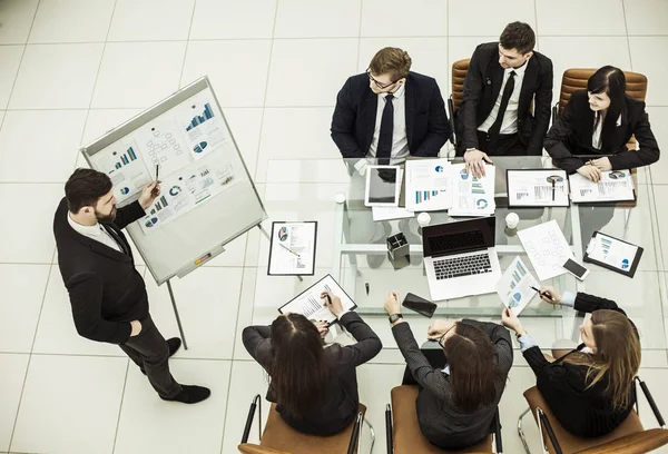 Equipe de negócios profissional na apresentação de novo projeto no escritório — Fotografia de Stock