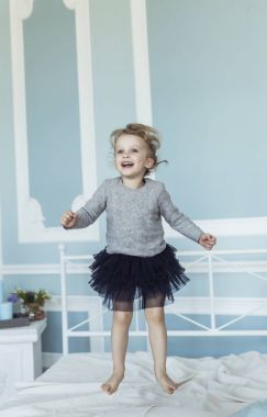 mutlu beş yaşındaki kız yatakta atlama