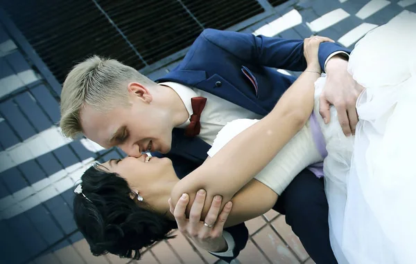 Φιλί closeup των νεόνυμφων για την ημέρα του γάμου — Φωτογραφία Αρχείου