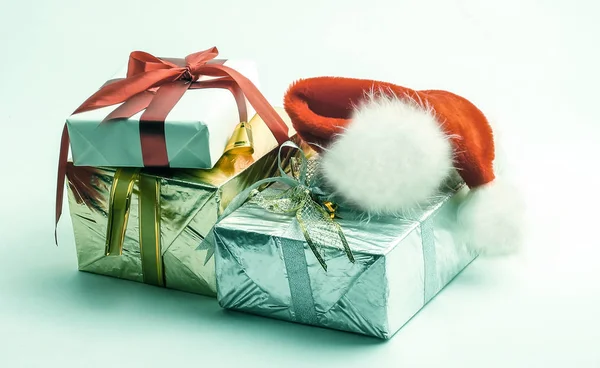 Closeup.boxes z prezentami i kapeluszem Świętego Mikołaja. — Zdjęcie stockowe