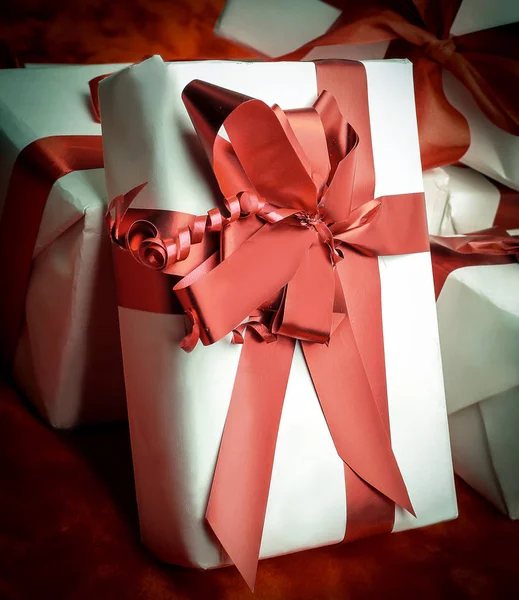 Primer plano. dos elegantes cajas de regalo.aislado en rojo —  Fotos de Stock